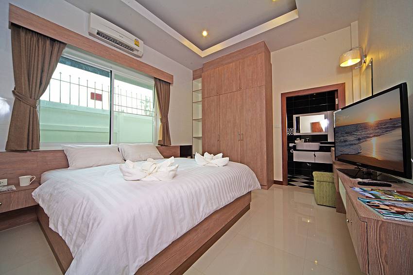 Bedroom with en suite bathroom Of Baan Piam Sanook (Five)