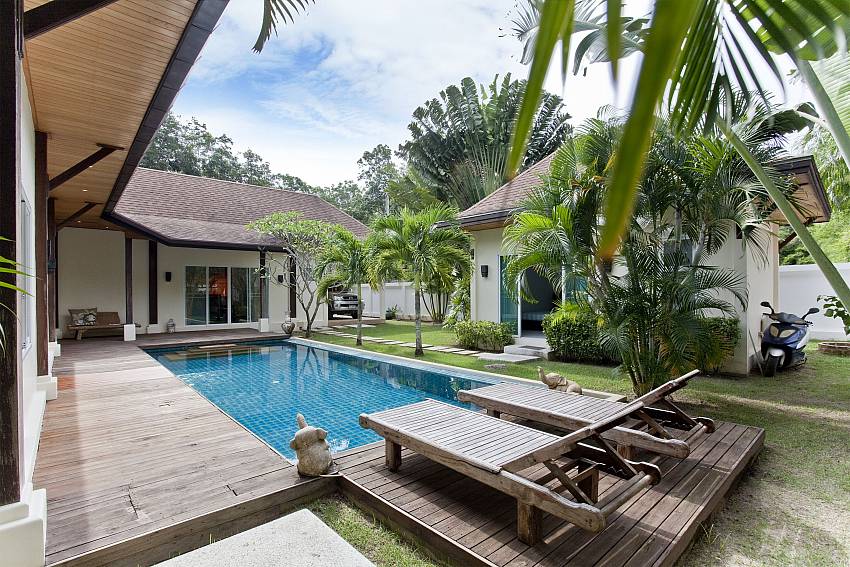 Sun bed by the pool Of Villa Cesadelsol