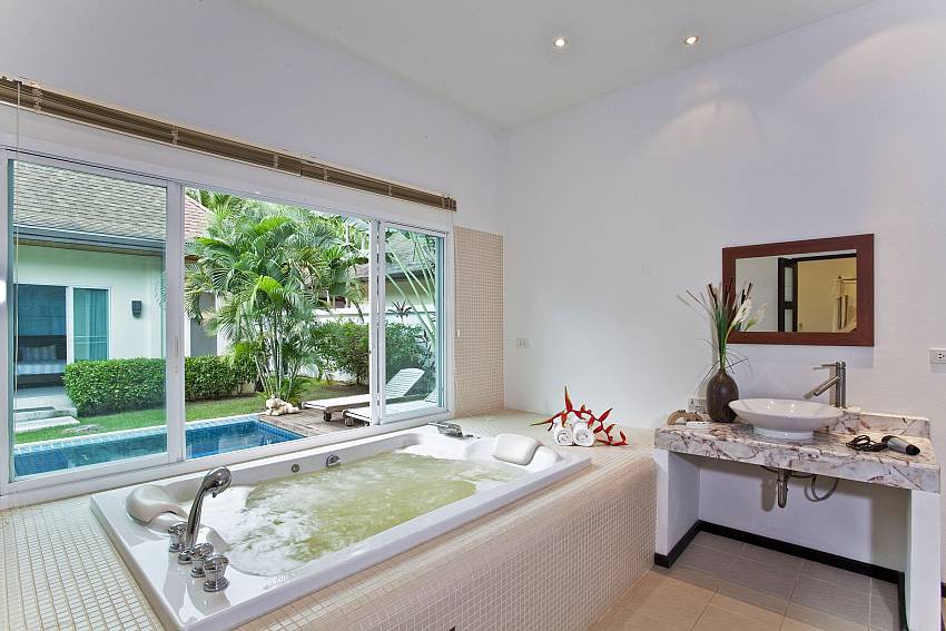Jacuzzi tub in the bathroom near the pool Of Villa Cesadelsol