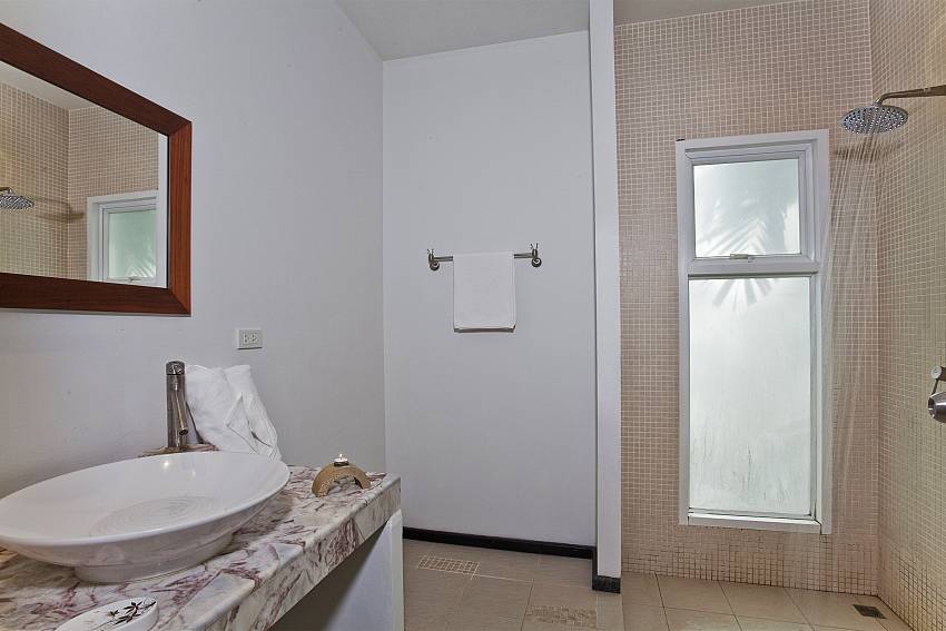 Bathroom with shower and basin wash Of Villa Cesadelsol
