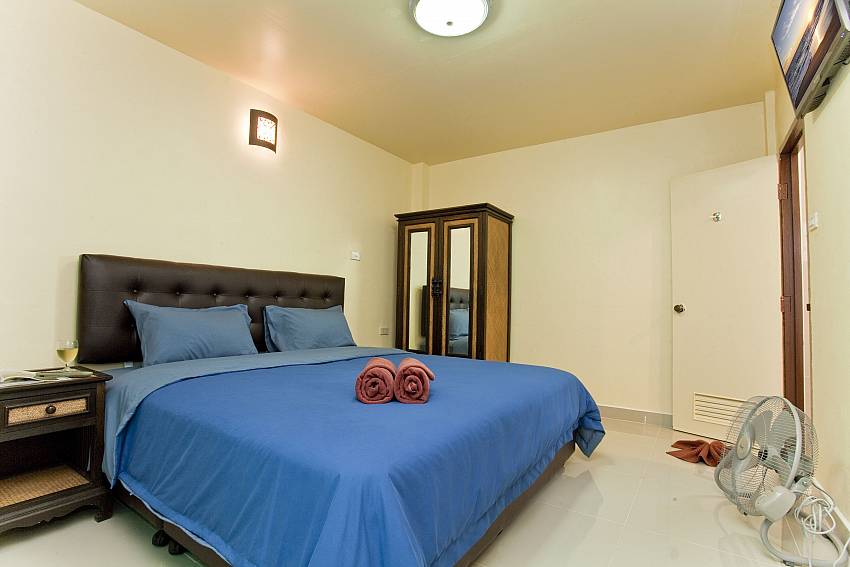 Bedroom with TV and wardrobe Of Villa Fiesta (First)