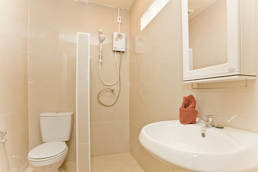 Basin wash with shower and toilet Of Villa Fiesta