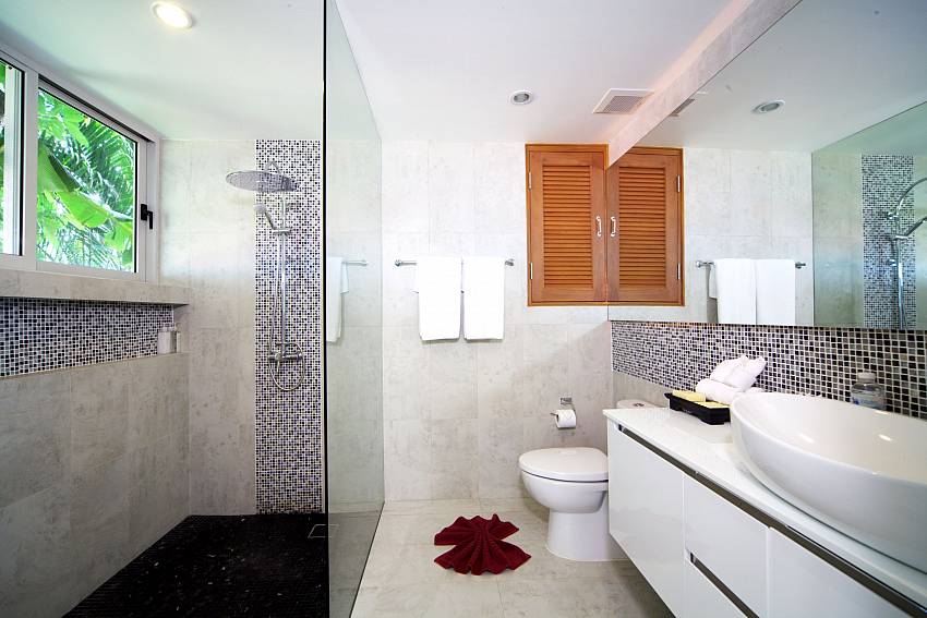 Basin wash with toilet and shower Of Summitra Villa No.3