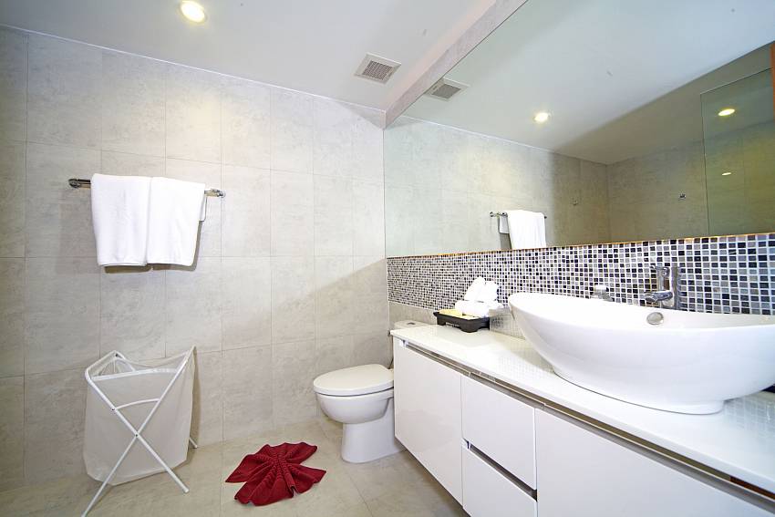 Basin wash with toilet Of Summitra Villa No.3
