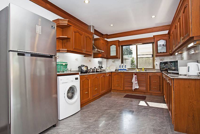 Kitchen room with refrigerator and washing machine Of Debonair Grande
