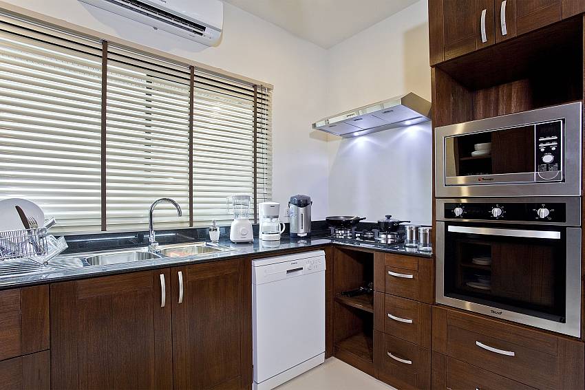 Kitchen room with microwave oven Of Tub Tim Villa