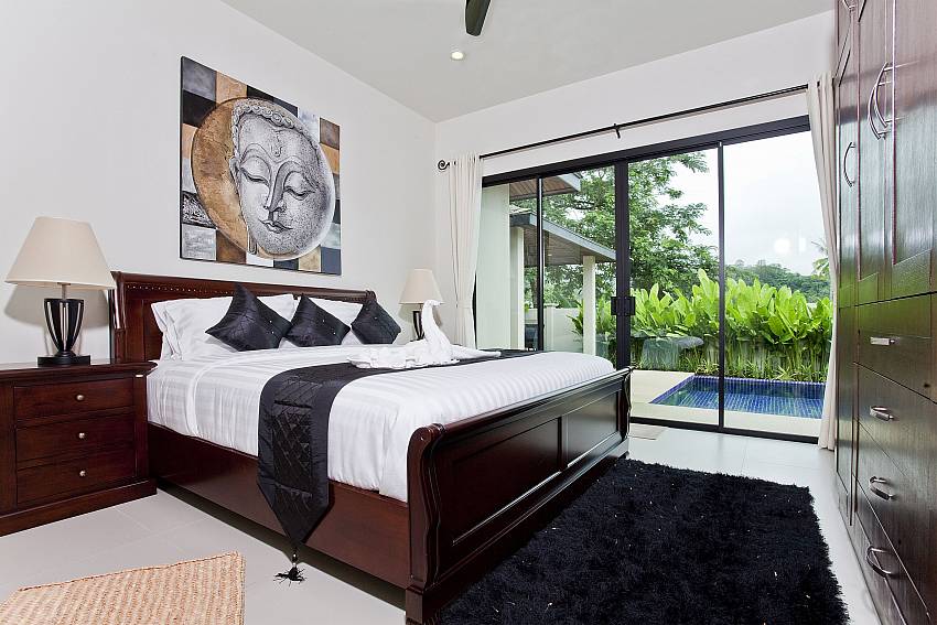 Bedroom near the sea Of Sri Nin Pool Villa (First)