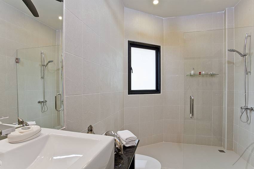 Bain wash with shower Of Sri Nin Pool Villa