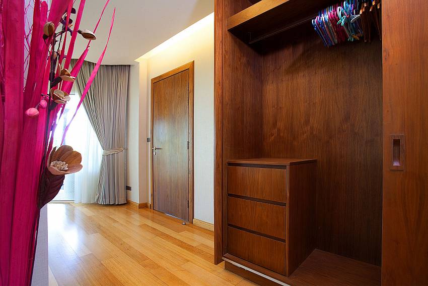 Wardrobe in the bedroom Of Ocean Fringe Apartment A