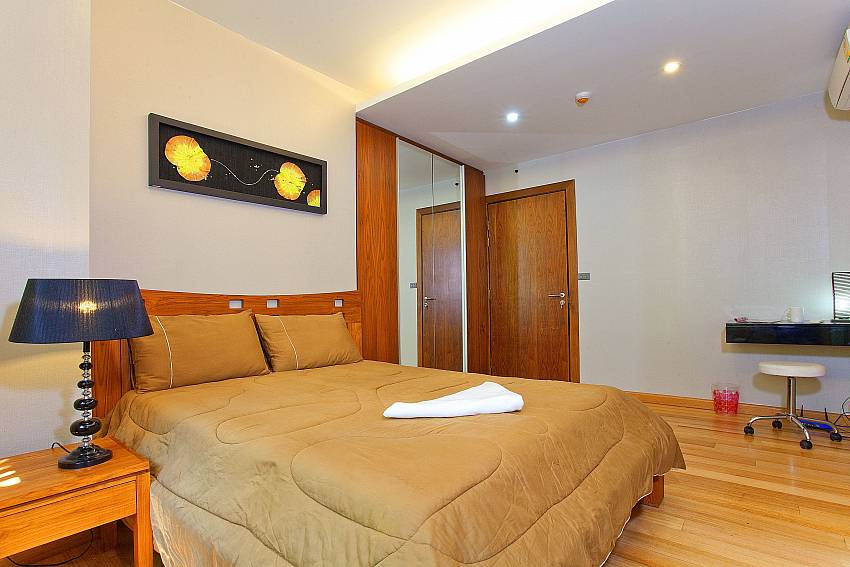 Bedroom with desk Of Ocean Fringe Apartment A (Second)