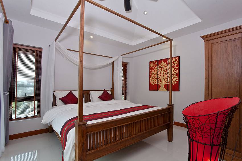 4 poster king size bed in the master bedroom of Villa Oranuch Pattaya