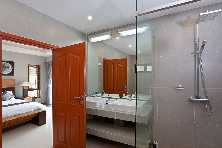 en-suite bathroom in Villa Oranuch Bangsaray Pattaya