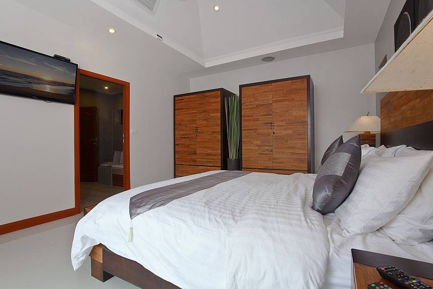 2. bedroom with king-size bed at Villa Oranuch Bangsaray Pattaya