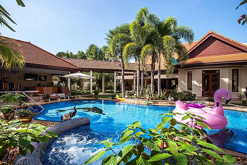 The view of the main house with a swimming pool Of Relaxing Palms Pool Villa