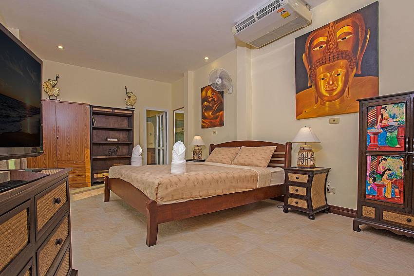 Bedroom with TV and wardrobe of Nai Mueang Far Villa