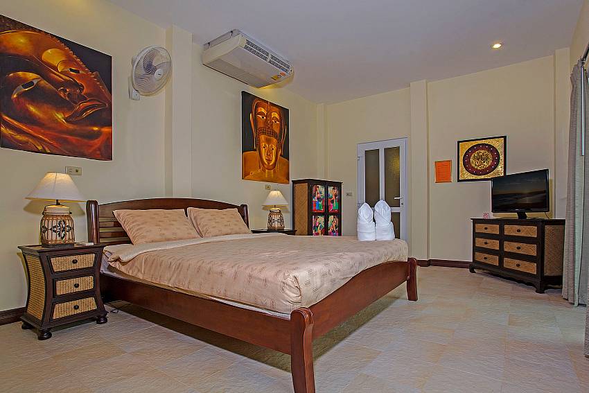Bedroom is decorated with picture of art of Nai Mueang Far Villa