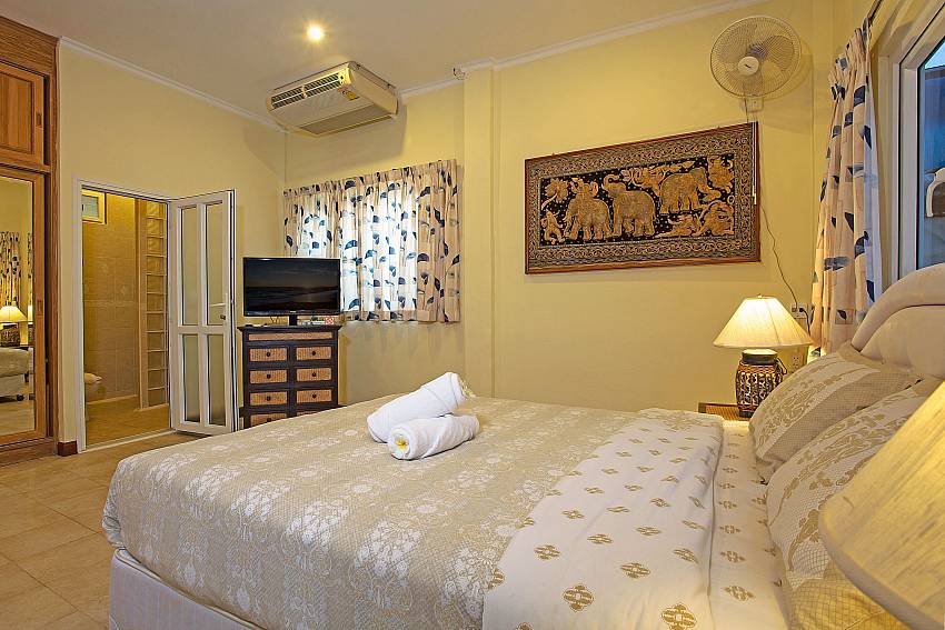 Bedroom with Wardrobe and TV of Nai Mueang Far Villa (First)