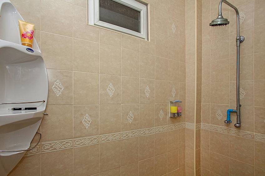Shower with shelves of Nai Mueang Far Villa