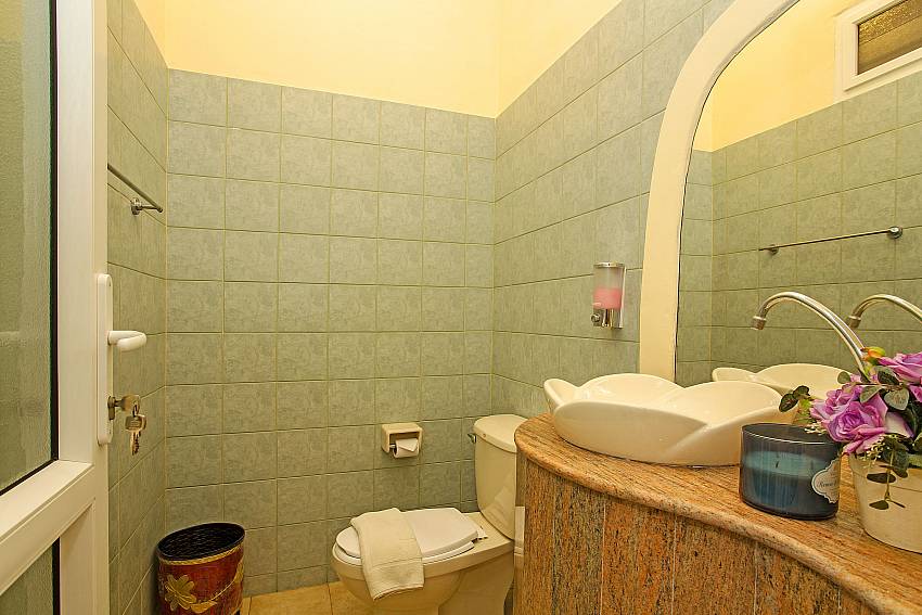 Basin wash with toilet of Nai Mueang Far Villa