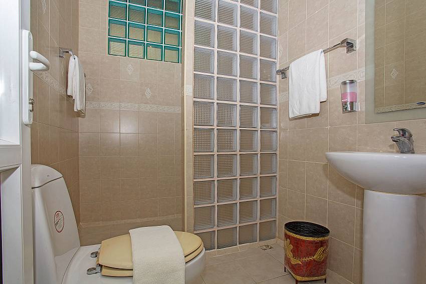 Toilet with basin wash of Nai Mueang Far Villa