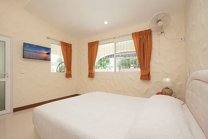 Bedroom with TV Nai Mueang Far Villa in South Pattaya