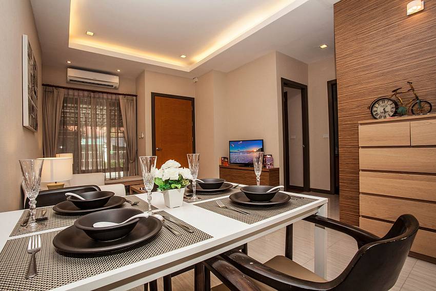 Open plan living and dining area at Jomtien LAmore Villa Pattaya