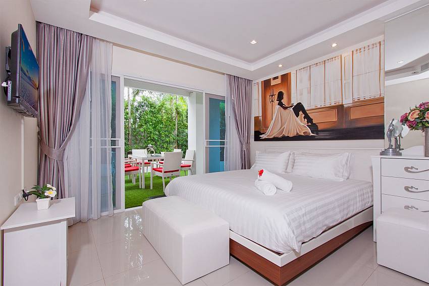Bedroom with sofa and TV of Fantasia Apartment (Second)