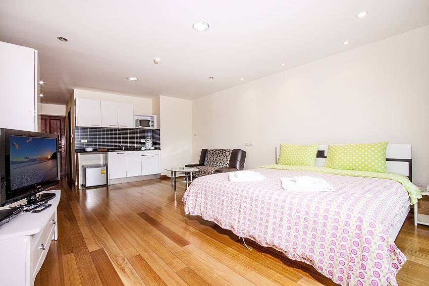 Bedroom with TV of Pratumnak Hill Apartment Studio