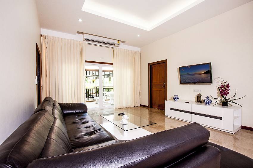 Living room views with TV of Pratumnak Hill Apartment 2