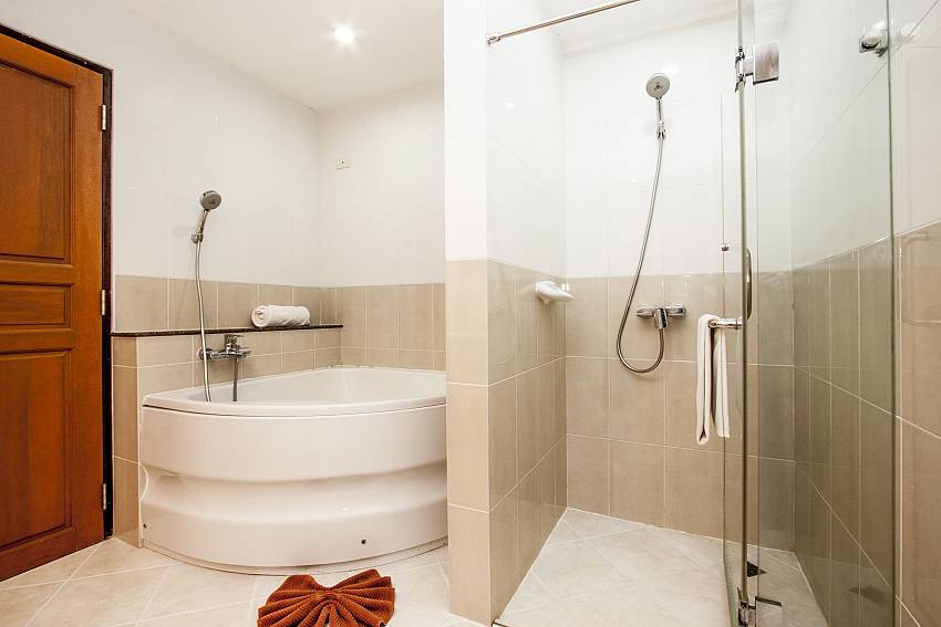 Bath mirror with jacuzzi tub of Pratumnak Hill Apartment 2
