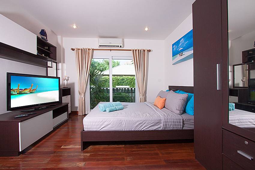 Bedroom with wardrobe and TV of Villa Kalasea (First)