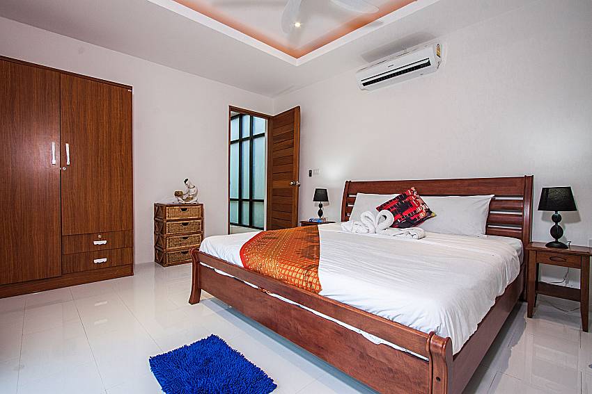 Bedroom with wardrobe and shelves of Banthai Villa 13 (First)