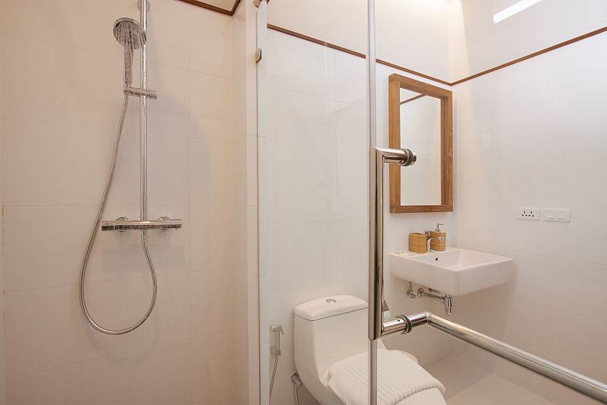 Shower with toilet of Sala Azalea Villa