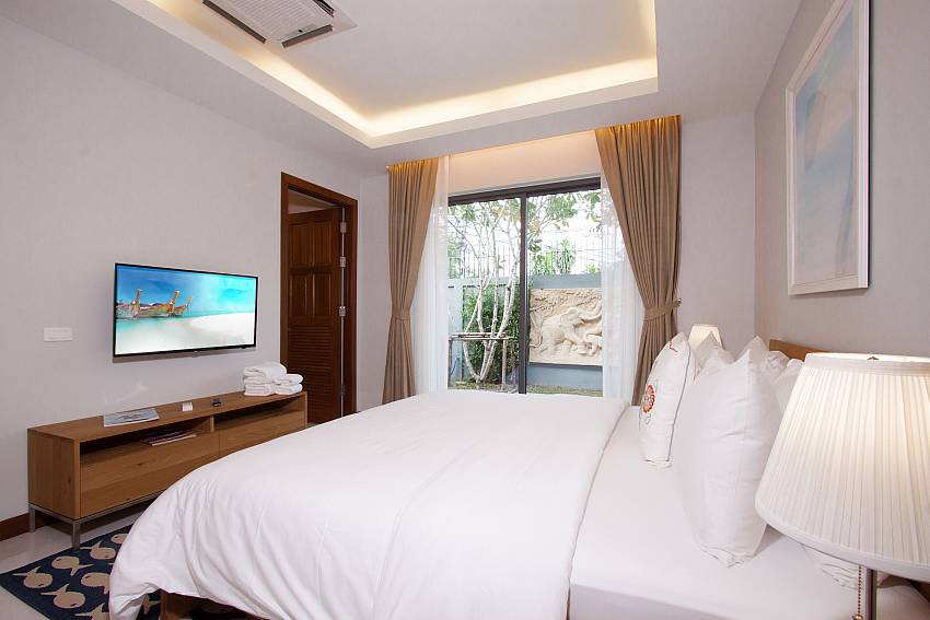 Bedroom with shelves and TV of Sala Azalea Villa (Third)