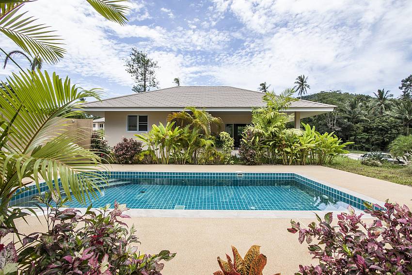 A villa with a swimming pool of Baan Maenam No.2