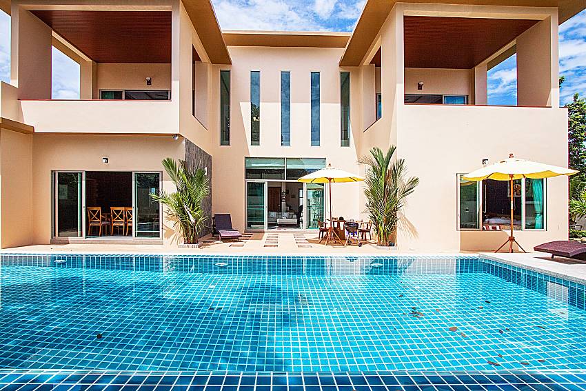 Large house with a swimming pool of Pensri Villa