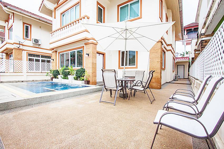 Large house with swimming pool of Baan Sanun 4