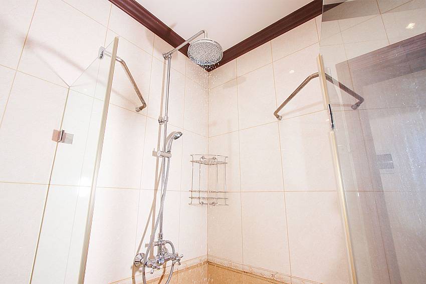 2 head shower in the bathroom of Baan Sanun 4 in Phuket