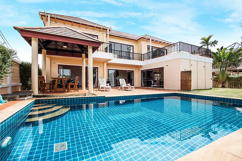 Large house with swimming pool of Baan Somsak 1