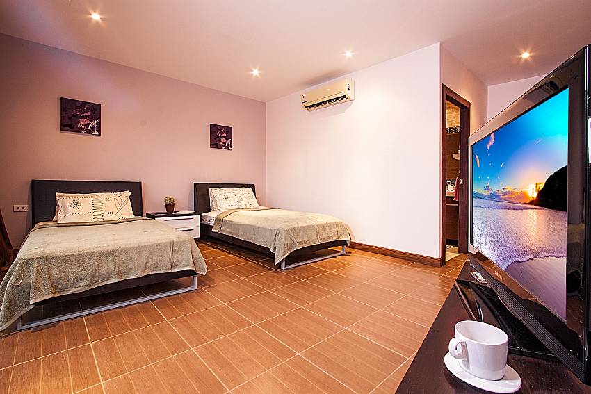Double bedroom with TV of Baan Somsak 1 (First)