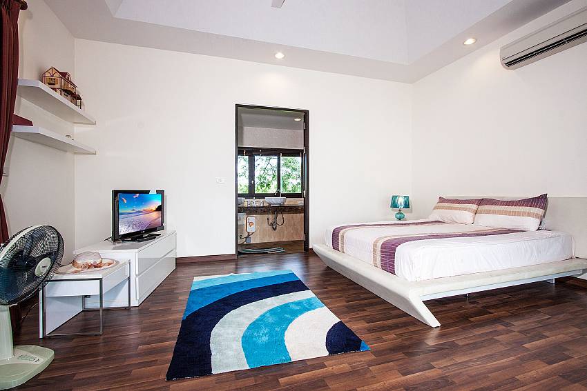Bedroom with TV and shelves of Kasira Villa 3 (Second)