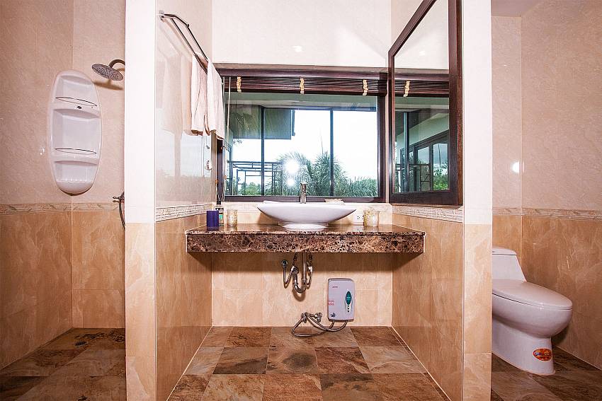Bathroom with toilet and shower of Kasira Villa 3