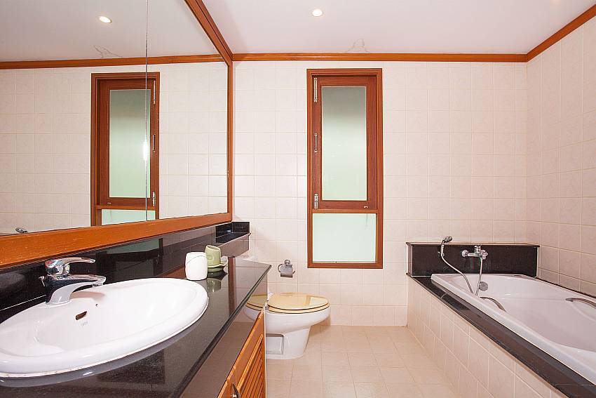 en suite Bathroom with bath tub of 3. bedroom at Ban Talay Khaw B12 Samui