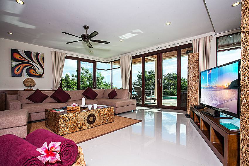 Living room with TV of Baan Phu Kaew C6