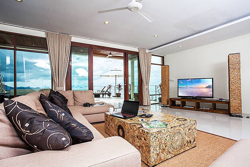 Living room with TV of Baan Phu Kaew A2