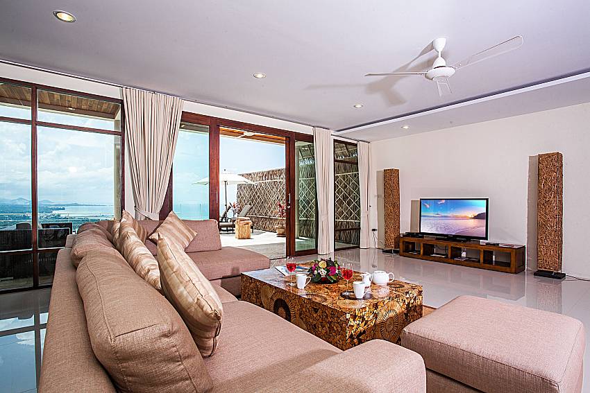 Living room with TV of Baan Phu Kaew A4