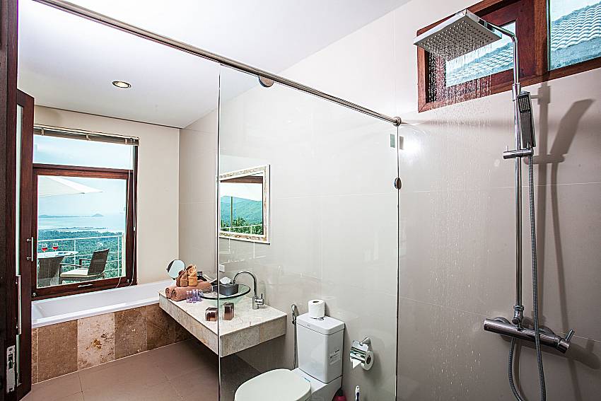 Shower with toilet of Baan Phu Kaew A4