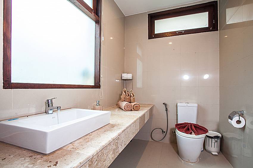 Basin wash with toilet of Baan Phu Kaew A5